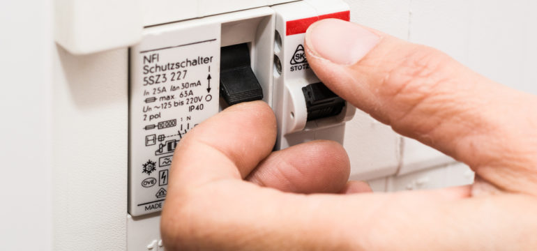 Electricity safety switch